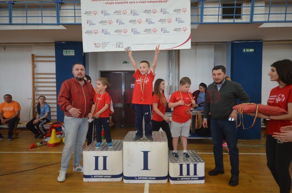 70 de copii şi tineri cu dizabilităţi din Dolj au participat miercuri la o competiţie sportivă (Foto: Traian Mitrache)